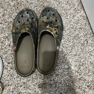 women camo crocs